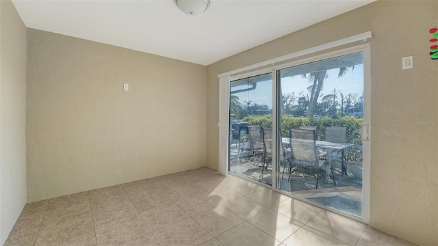 spare room featuring light tile patterned flooring