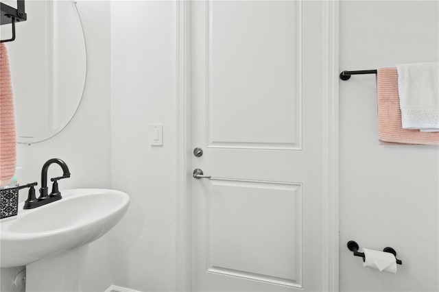 bathroom featuring sink