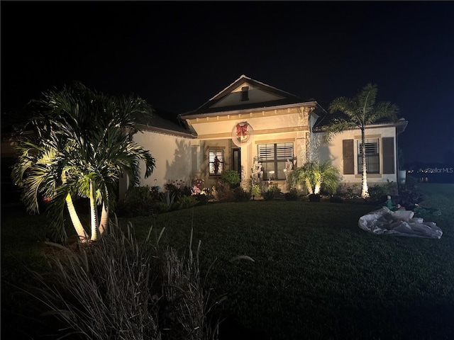 view of front of property featuring a yard