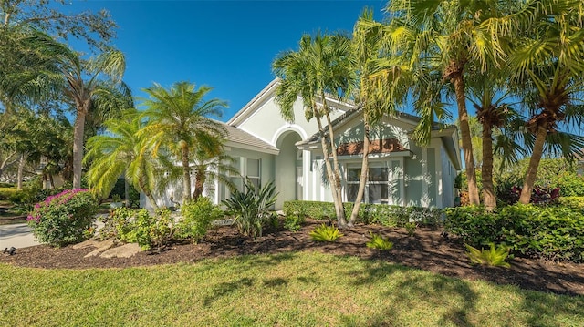 view of front of property featuring a front yard