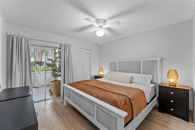 bedroom featuring ceiling fan and a textured ceiling