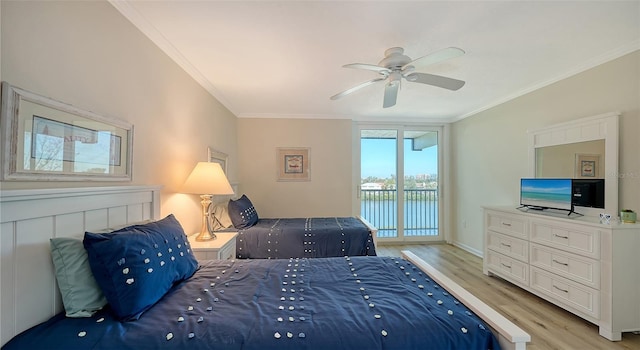 bedroom featuring access to exterior, light hardwood / wood-style flooring, ceiling fan, and crown molding