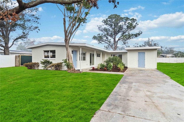 single story home featuring a front yard