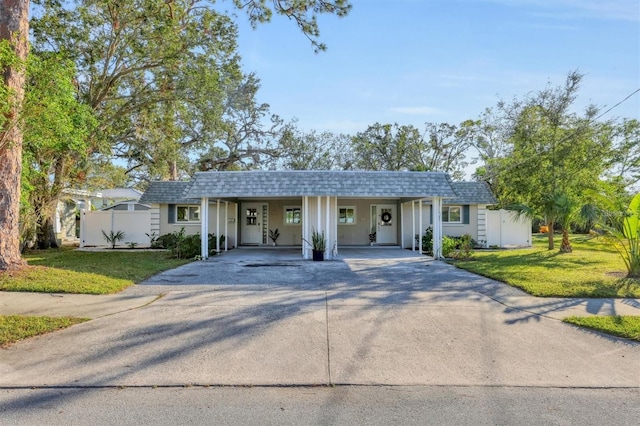 ranch-style house featuring a front lawn