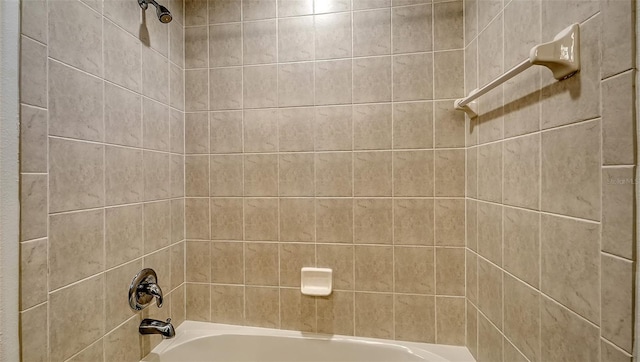 bathroom with tiled shower / bath combo