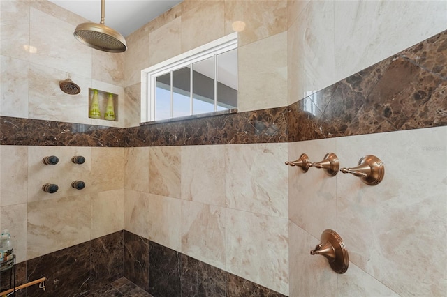 bathroom featuring a tile shower