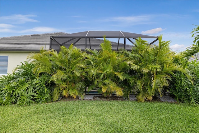 view of yard featuring a lanai