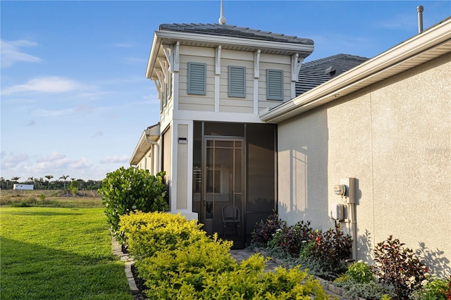 property entrance featuring a yard