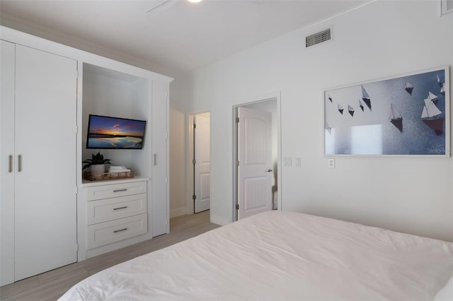 bedroom featuring light hardwood / wood-style floors and ceiling fan