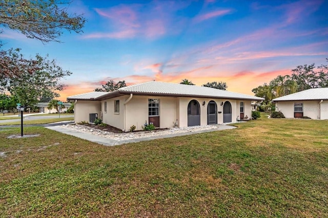 view of front of house featuring a lawn