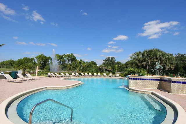 view of swimming pool