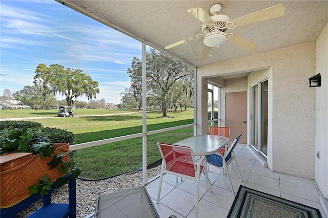 sunroom with ceiling fan