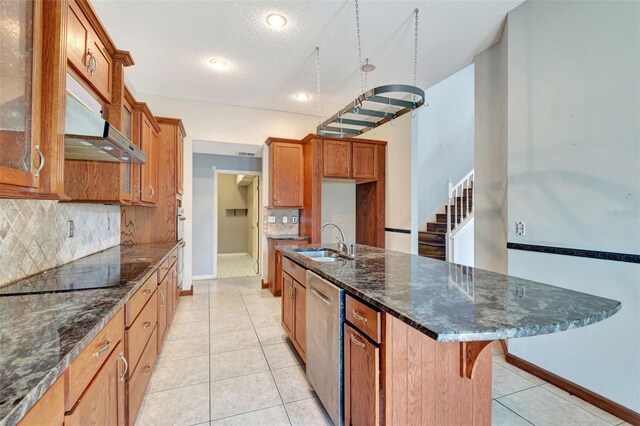 kitchen with sink, dishwasher, tasteful backsplash, a kitchen island with sink, and black electric stovetop