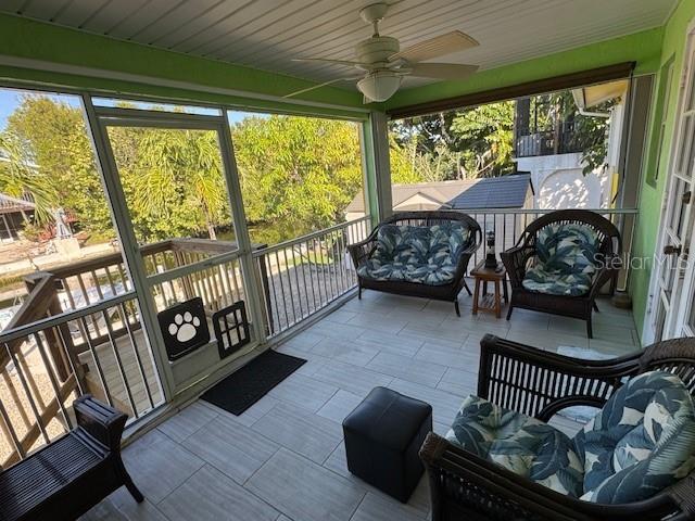 sunroom with ceiling fan