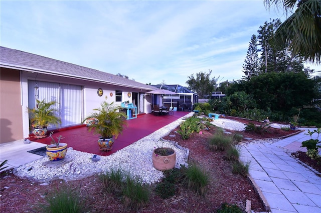 view of yard featuring a patio