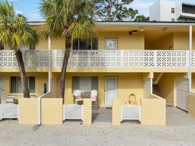 view of front of property featuring a patio area