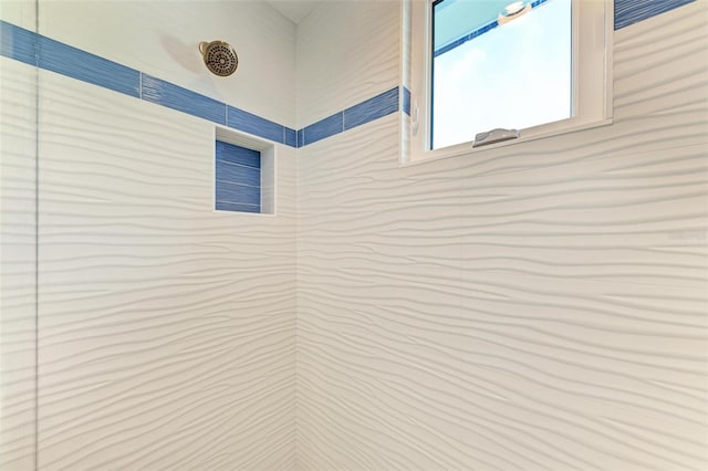 room details featuring a tile shower