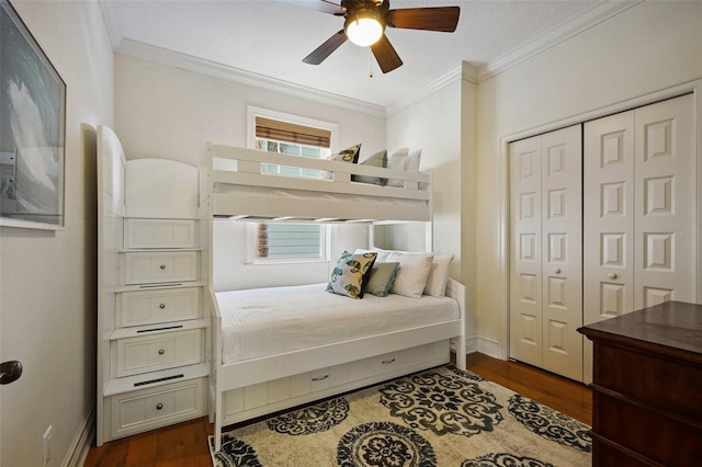 bedroom featuring ceiling fan, a closet, dark hardwood / wood-style floors, and ornamental molding