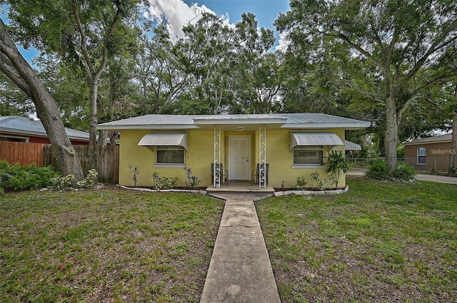 view of front of home featuring a front yard