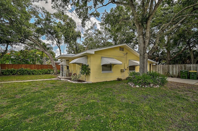 view of front of home featuring a front yard