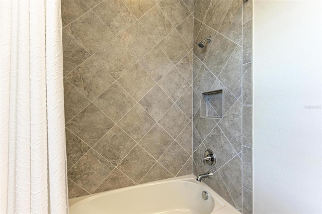 bathroom featuring tiled shower / bath