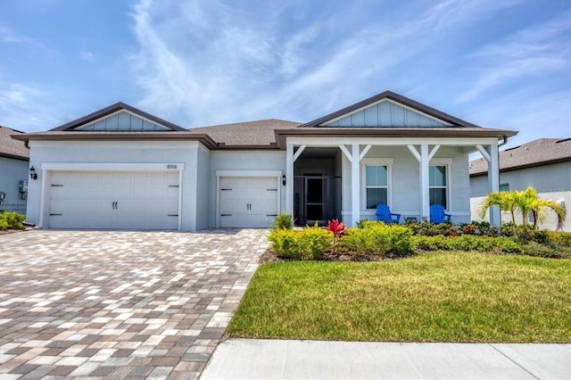 view of front of home featuring a garage and a front yard