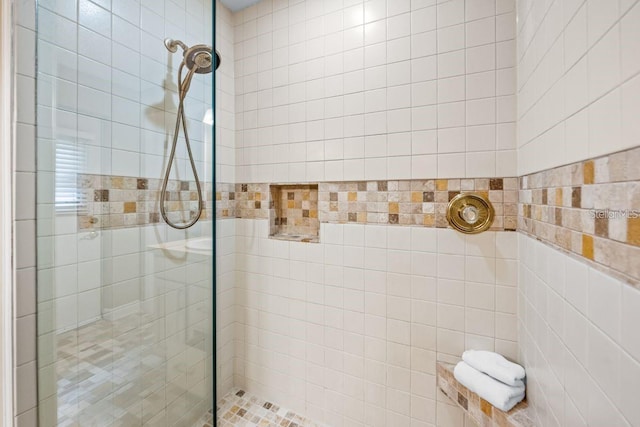 bathroom featuring a tile shower