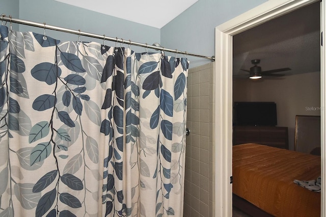 bathroom featuring a shower with shower curtain and ceiling fan