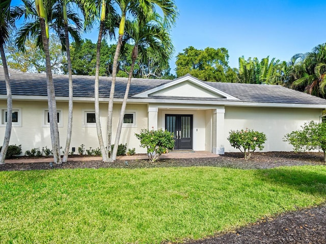 view of front of property with a front yard