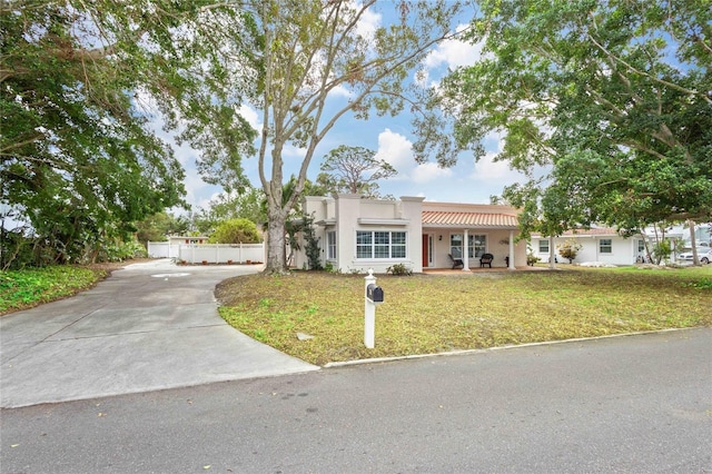 view of front of home featuring a front lawn