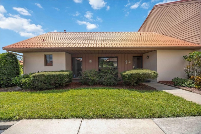 view of front of house with a front yard