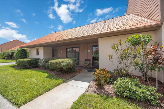 view of front of property featuring a front lawn