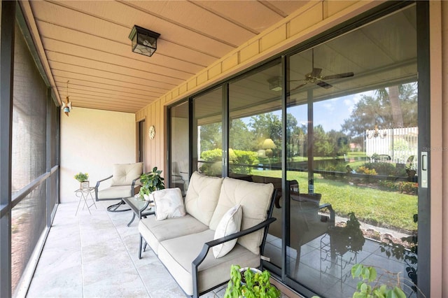 sunroom with ceiling fan