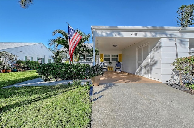 view of front of home featuring a front yard and a carport