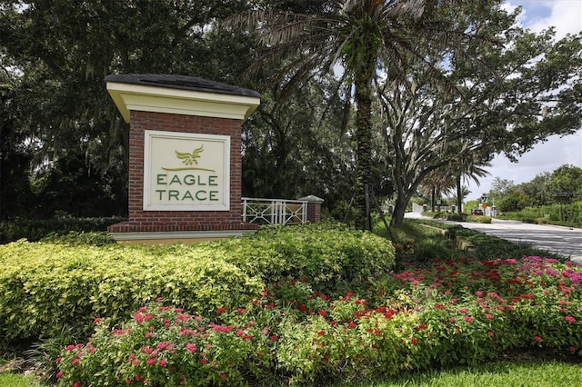 view of community / neighborhood sign