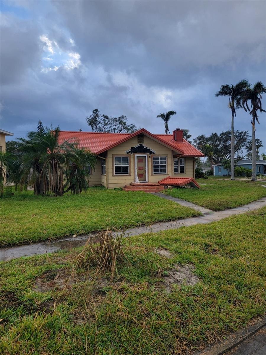 ranch-style home featuring a front lawn