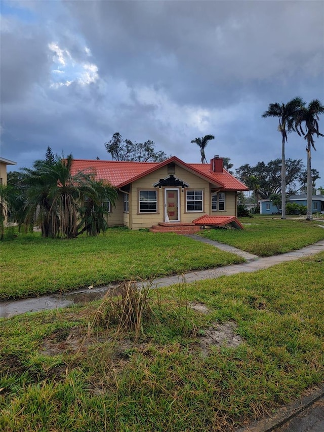 ranch-style home featuring a front lawn