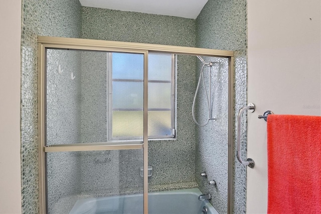 bathroom featuring tiled shower / bath