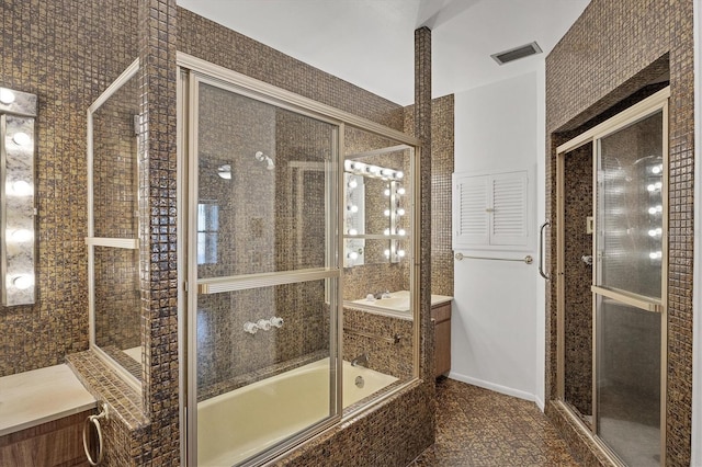 bathroom featuring tiled shower / bath