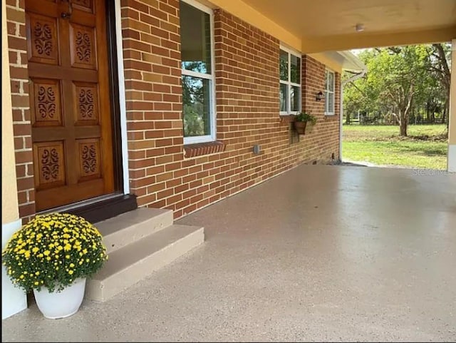 entrance to property featuring covered porch