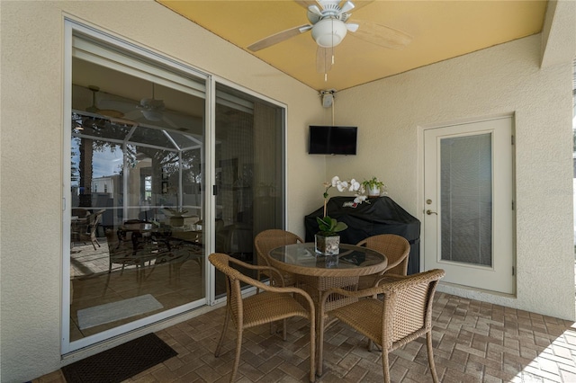 sunroom with ceiling fan