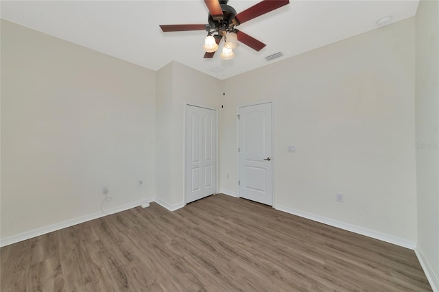 unfurnished room featuring ceiling fan and hardwood / wood-style floors