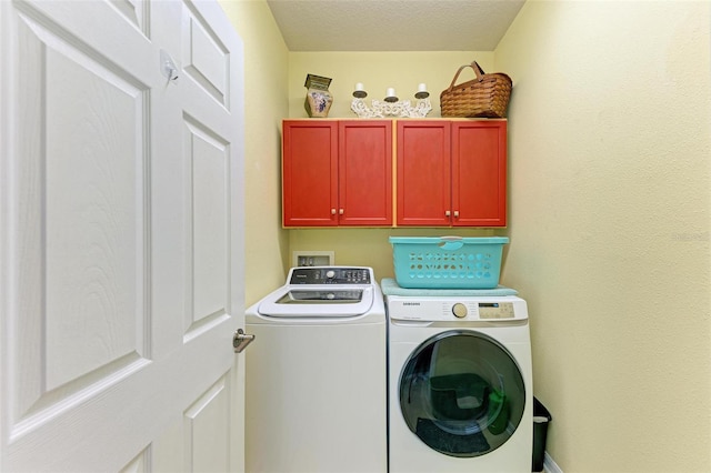 laundry area featuring cabinets, independent washer and dryer, and a textured ceiling