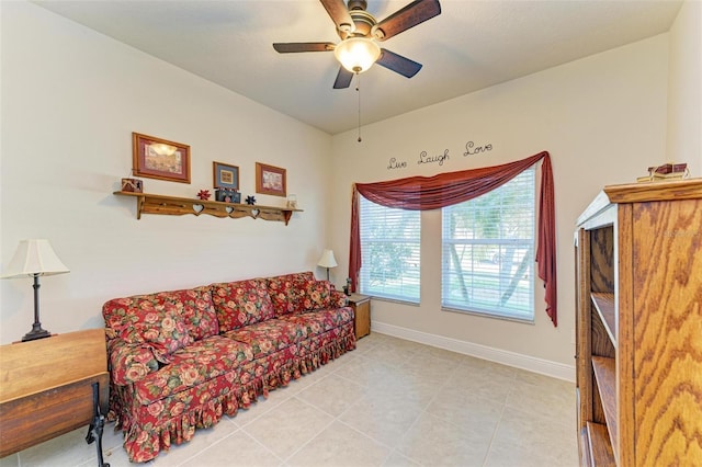 sitting room with ceiling fan