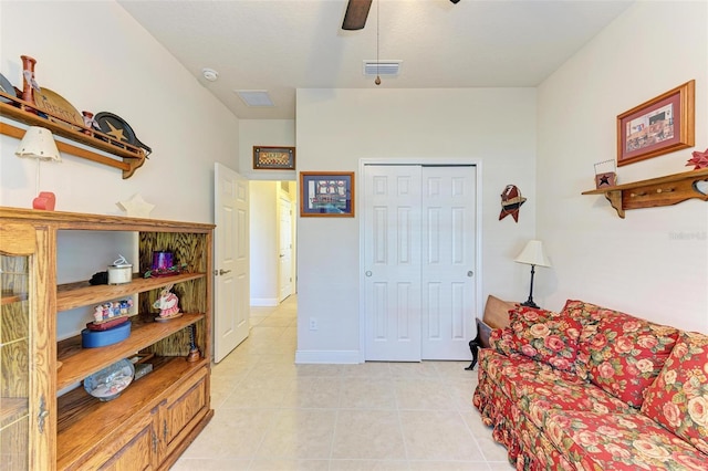 living area featuring ceiling fan