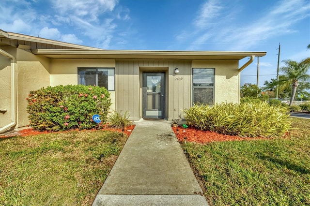 property entrance featuring a yard