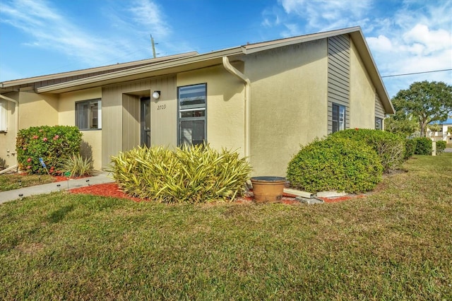 view of front of property featuring a front yard