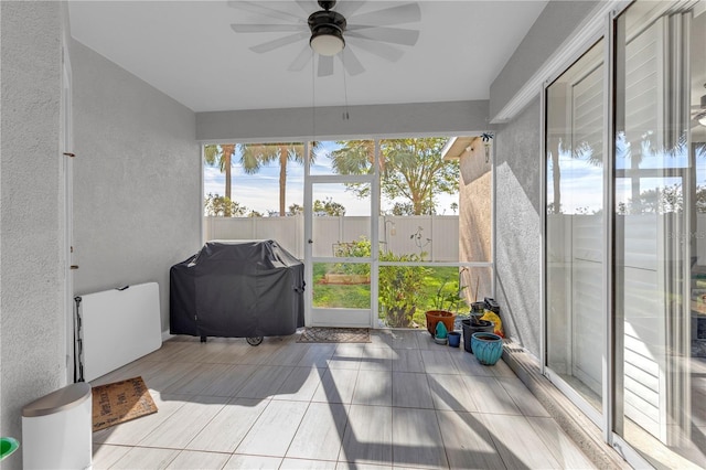 sunroom with ceiling fan