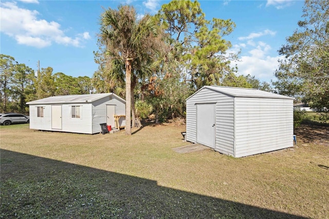 view of yard featuring a storage shed