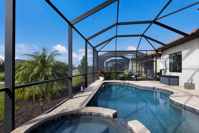 view of pool with an in ground hot tub, a patio, and a lanai